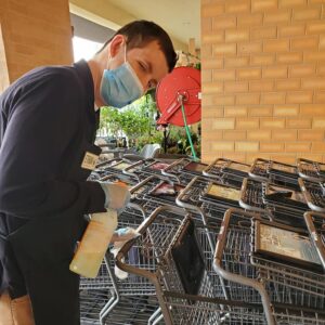 Client working carts at grocery store